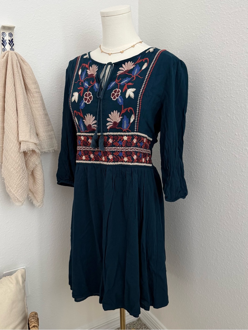 Blu Ivy Embroidered Boho Dress Size Large Francesca’s Floral Tassel - Picture 3 of 7